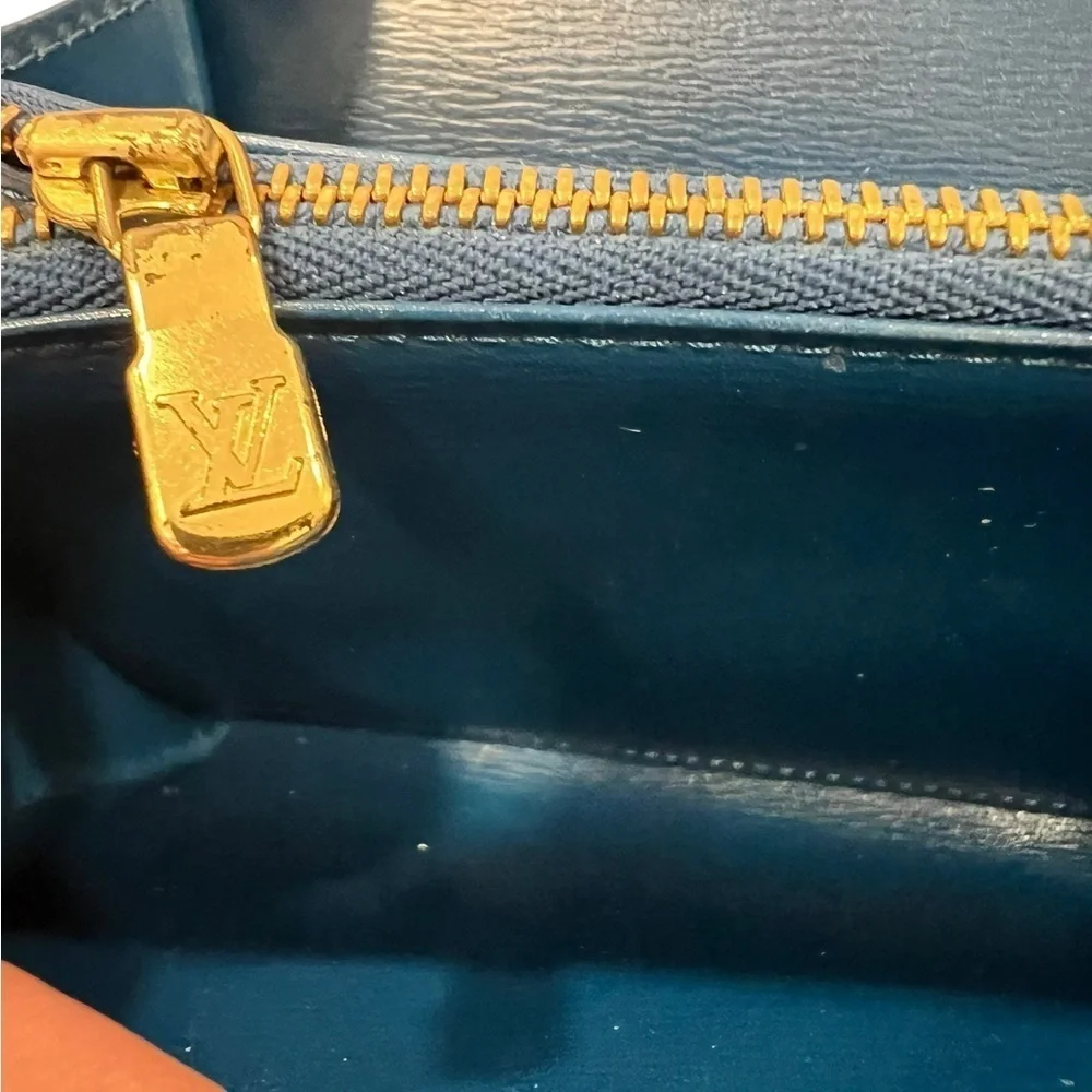 Louis Vuitton elegant louis